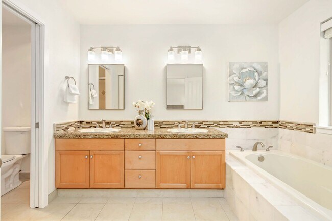 Building Photo - Must-see property that still feels brand new