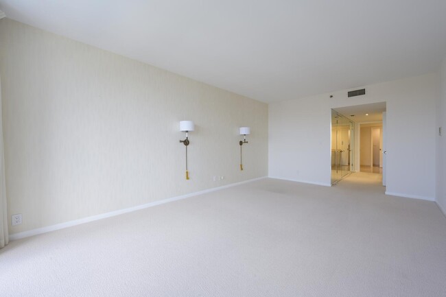 Building Photo - 525 S Flagler Dr