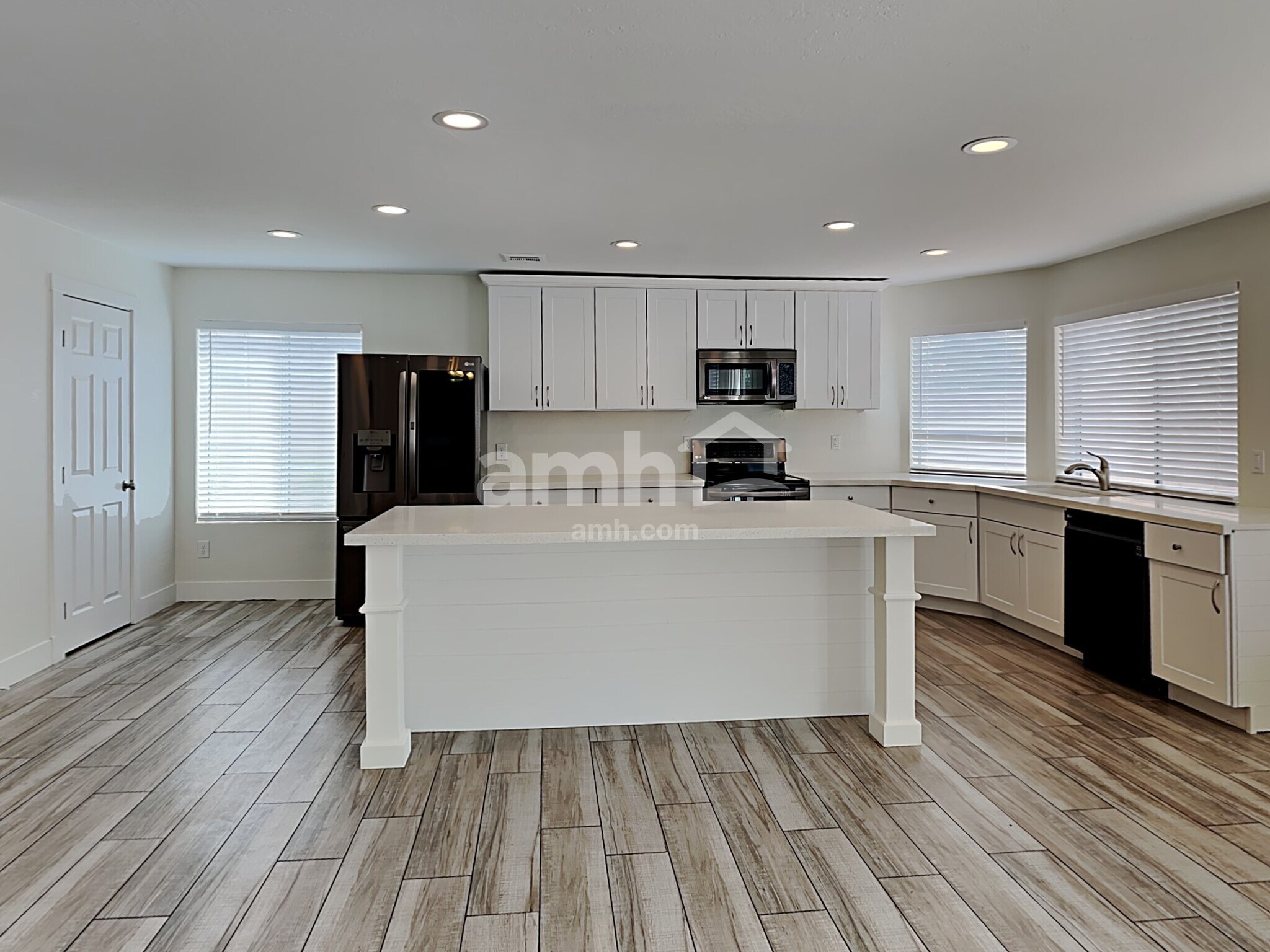 Building Photo - 7457 E Laguna Azul Ave