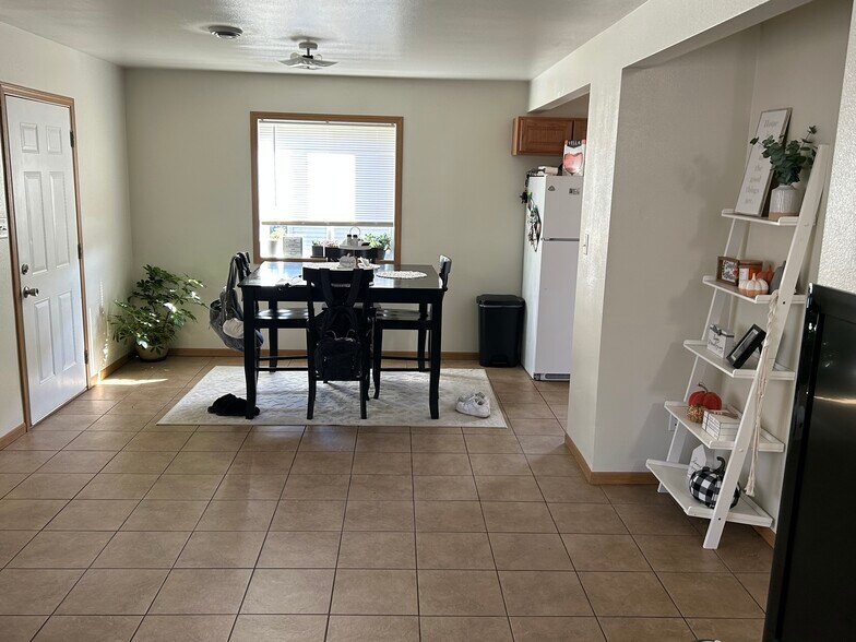 Building Photo - 1521 Springbrook Dr