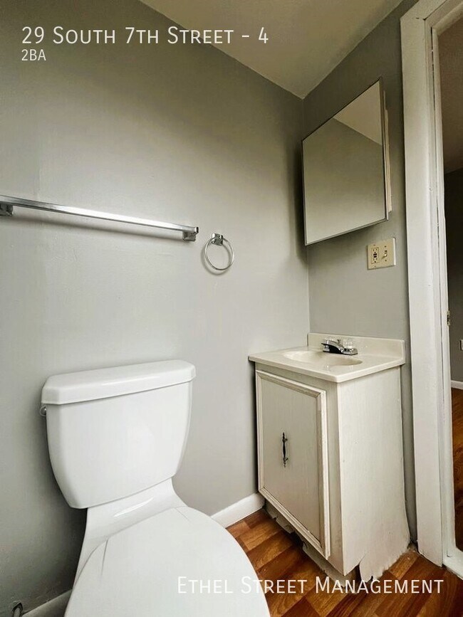 Building Photo - Newly-Updated 2 Bedroom Apartment