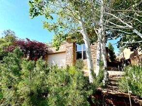 Building Photo - High Desert Beauty! Community Pool!