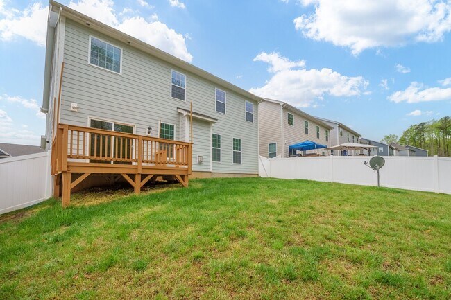 Building Photo - Enjoy this resort like feel where you live!