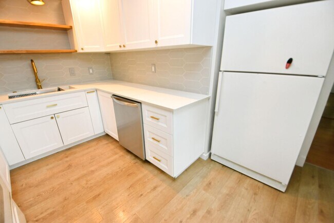 Building Photo - 124 N Holiday Dr