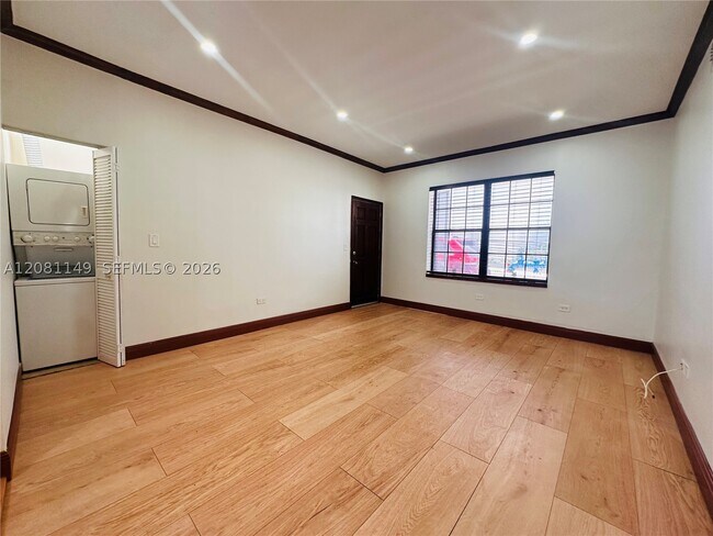 Building Photo - 1470 Lincoln Terrace