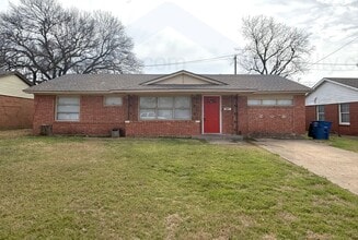 Building Photo - AVAILABLE NOW!!! Classic Red-Brick 4-Bed, 1-Bath Home (Near I35!)