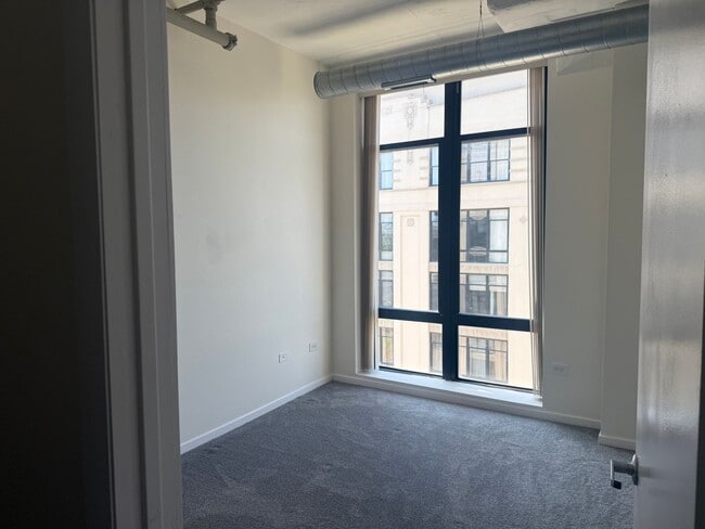 Building Photo - Modern Loft Living in University Village w...