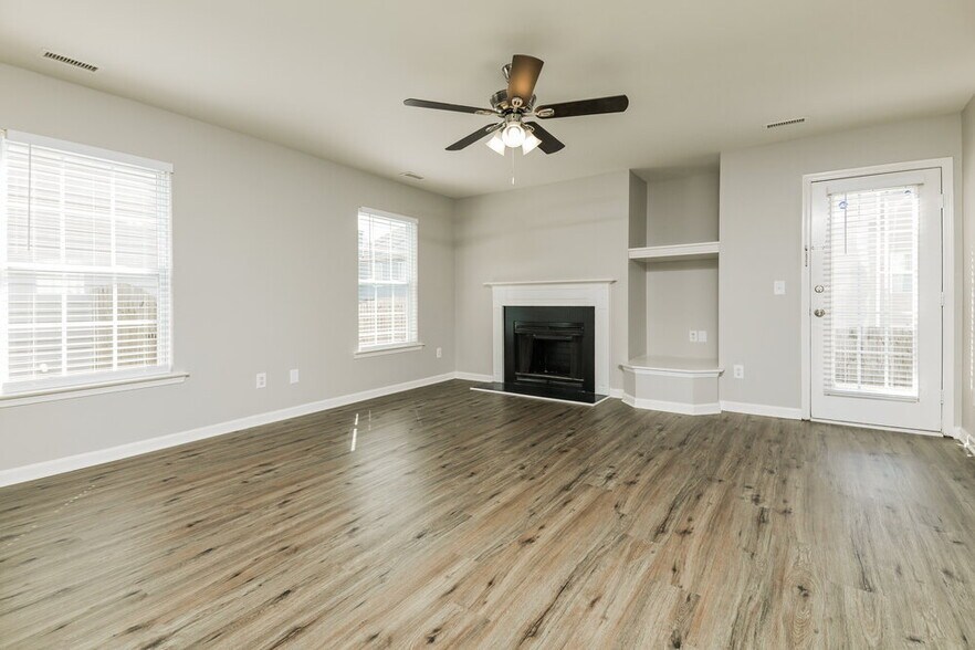 Building Photo - 1550 Pebble Ridge Dr