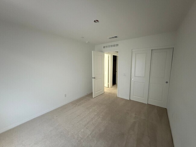 Building Photo - Beautiful Three Bedroom Two and a Half Bathroom Home in Murrieta!