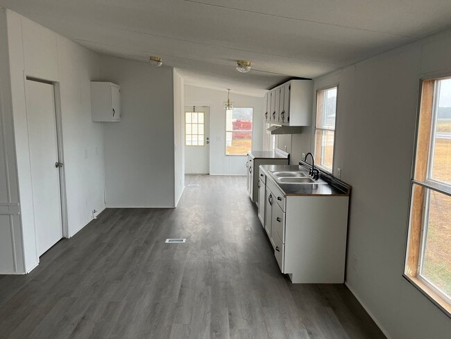 Building Photo - 632 British Rd