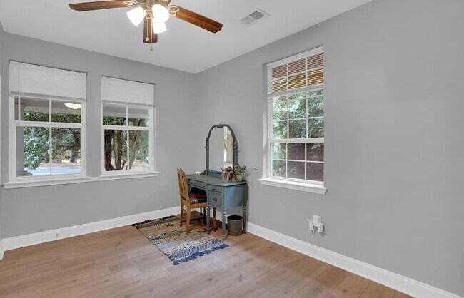 Building Photo - Vintage Craftsman