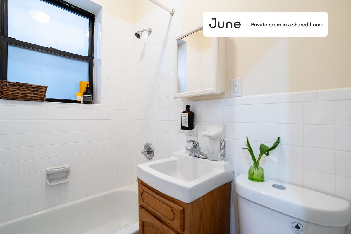 Building Photo - Room in Shared 3.0 bed/1 bath home