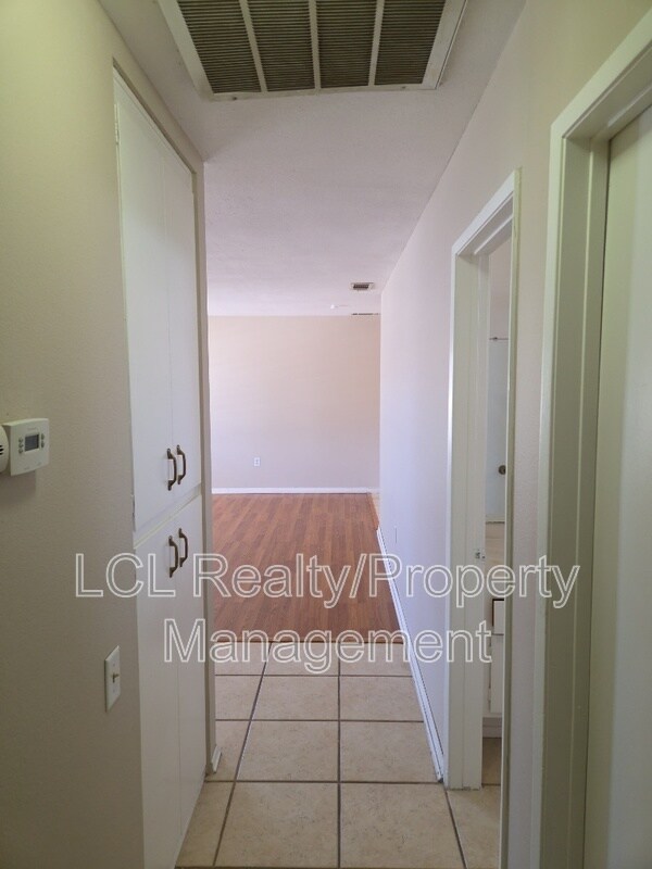 Building Photo - 26340 Harrisburg Dr