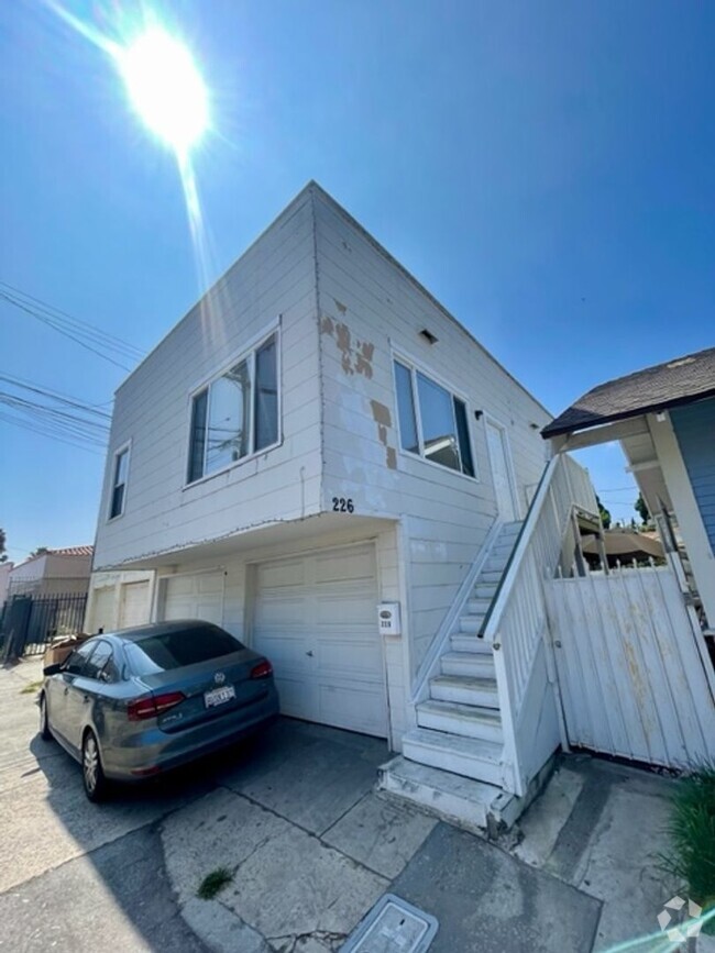 Building Photo - 2-BR Upstairs Unit with Garage in Heart of...