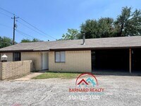 Building Photo - Available Now: 2 bed/1 bath duplex with fenced yard available now!