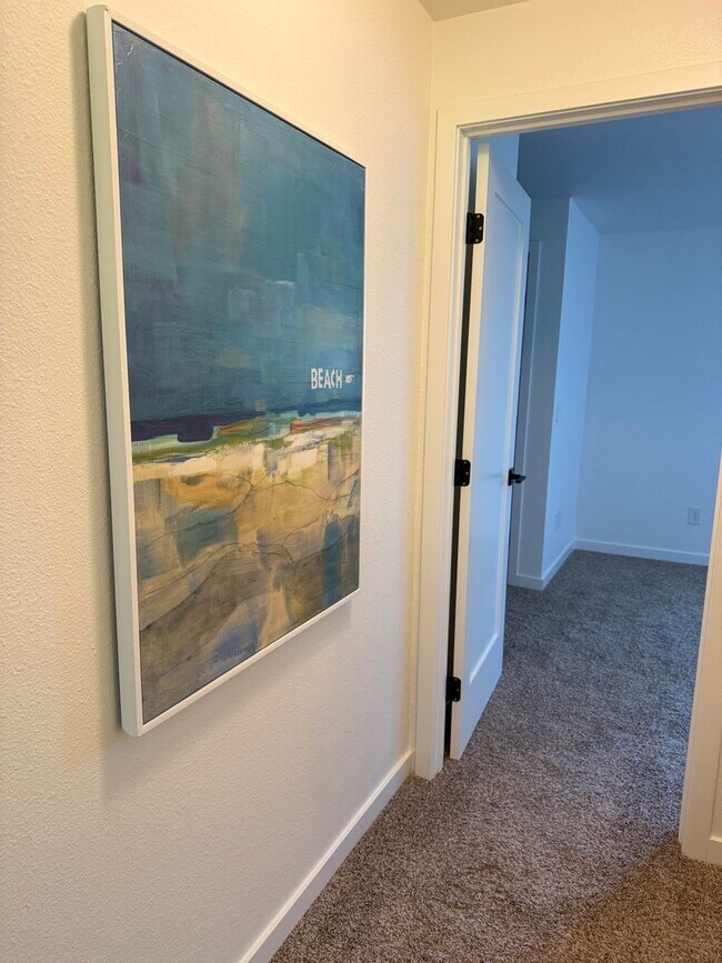 Building Photo - Updated Private Townhouse w/ Plenty of Parking