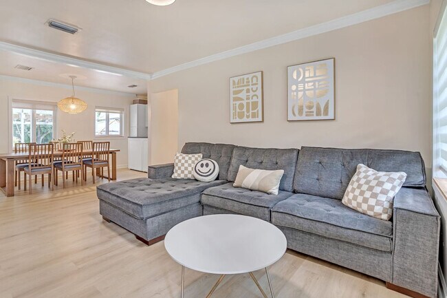 Building Photo - 571 Lee Dr