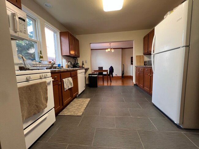 Building Photo - Move In July 1st 2026! 2 Bedroom 2 bath - Pet's OK - Wilmette