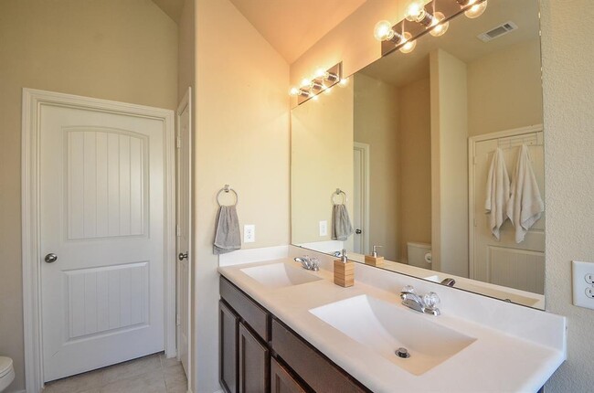 Building Photo - 3615 Sumner Lodge Dr