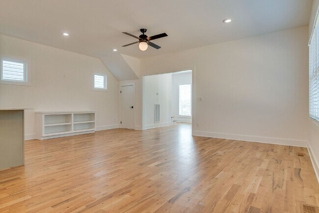 Building Photo - Amazing 3 bed 2.5 w/fenced yard. 10 min fr...