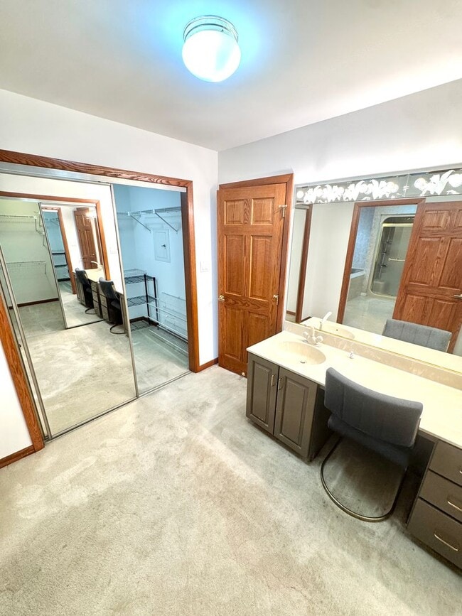 Building Photo - GRAND FIVE BEDROOM HOME