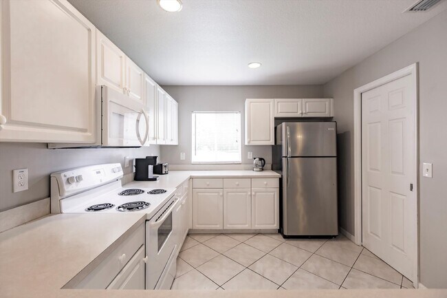Building Photo - "Charming 3-Bedroom Home with 2 Full Baths and Spacious 2537 Sq Ft in North Port, FL!"