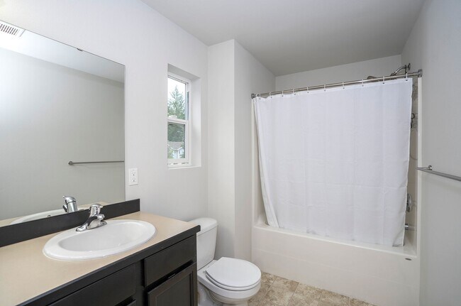 Building Photo - Charming 3BR/2.5BA in Desirable Gig Harbor...