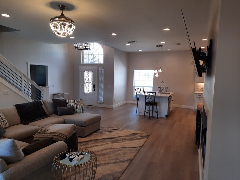 Building Photo - 1735 Woodridge Dr