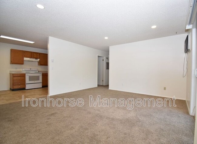 Building Photo - 811 W Villard St
