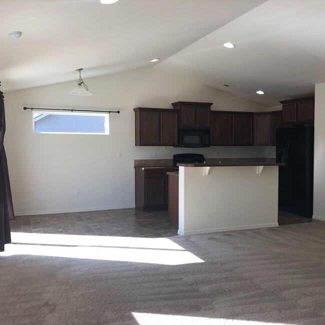 Building Photo - Cozy Home with Private Backyard!