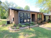 Building Photo - 517 Apple Ln