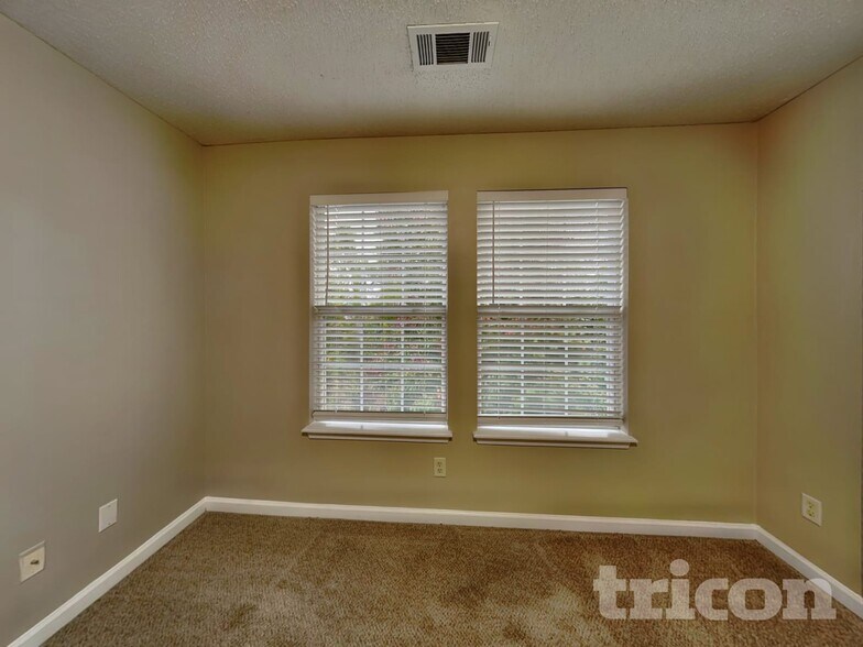 Building Photo - 3740 Longview Dr