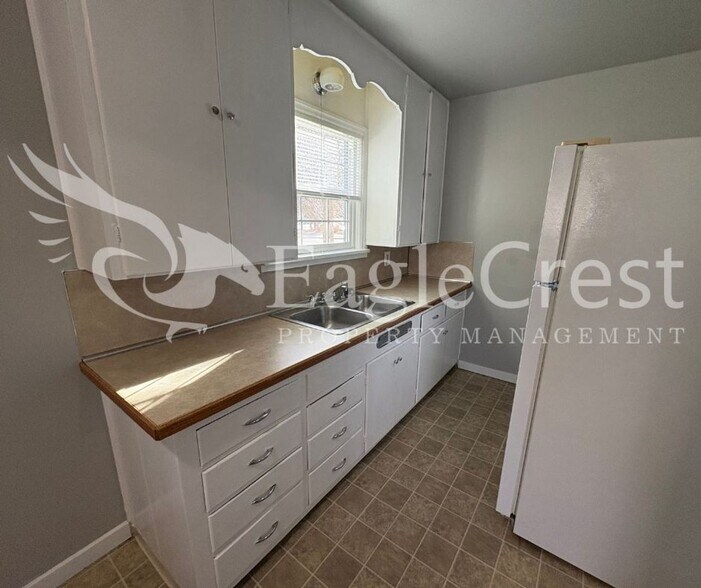 Building Photo - 401SUMACH