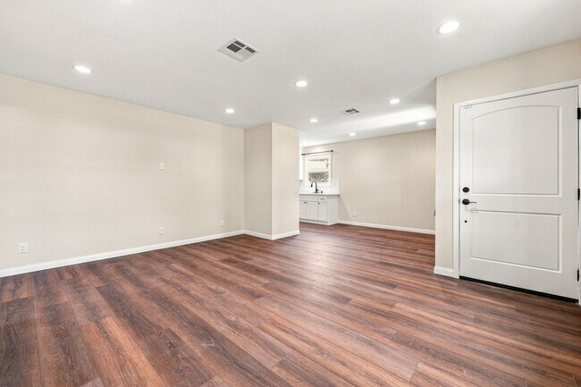 Building Photo - 730 S Van Ness Ave