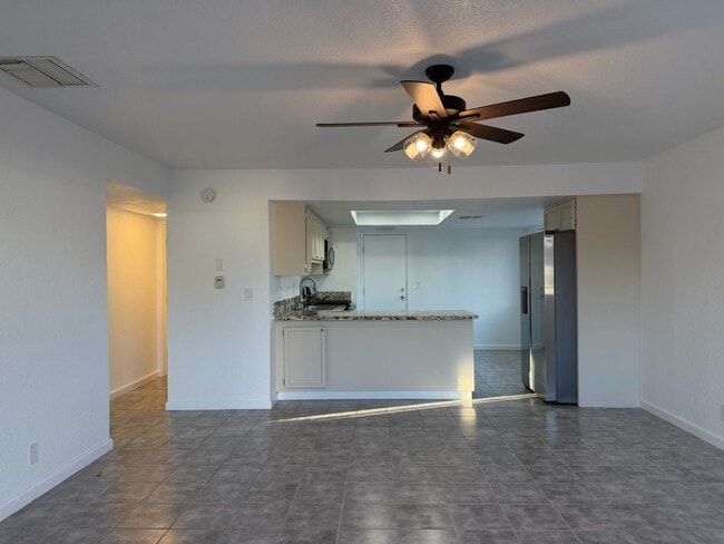 Building Photo - 204 W Robertson Rd