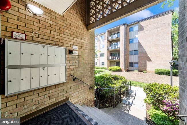 Building Photo - 12202 Braxfield Ct