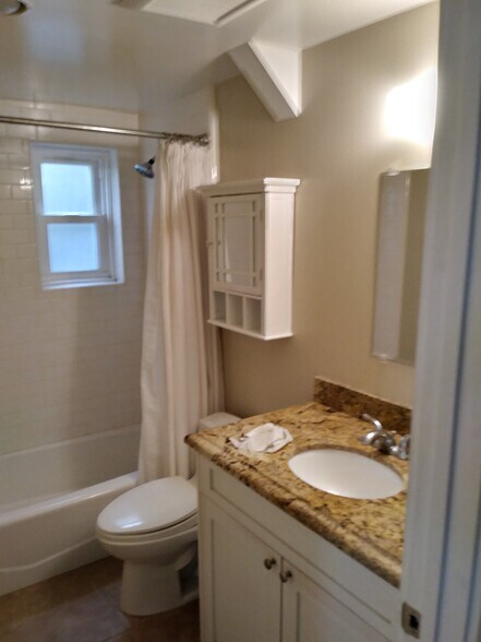 Building Photo - 806 Bayview Dr