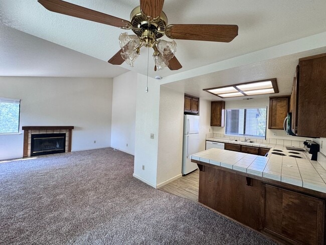 Building Photo - Cozy upstairs Condo in Auburn. Pets welcome!!