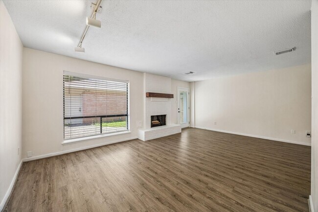 Building Photo - 1323 Reddleshire Ln