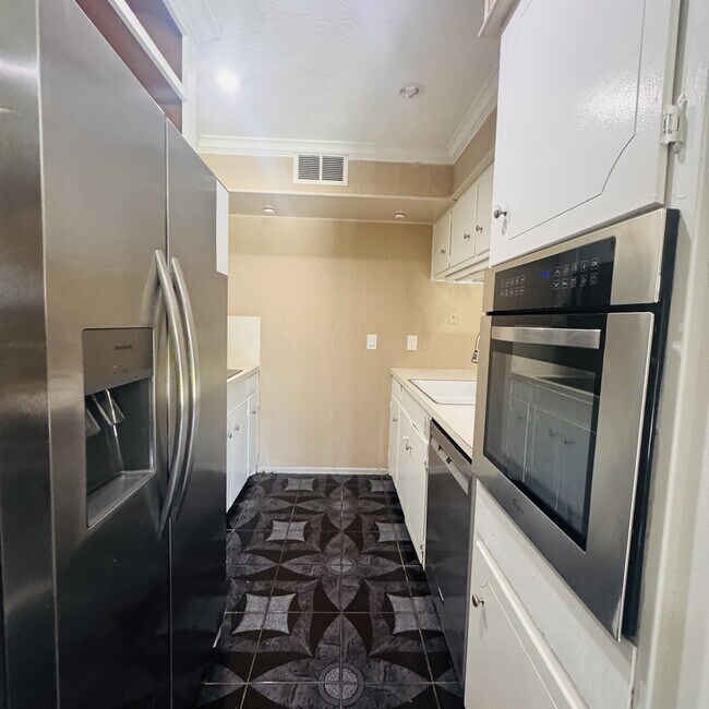 Building Photo - 3175 Sandalwood Dr