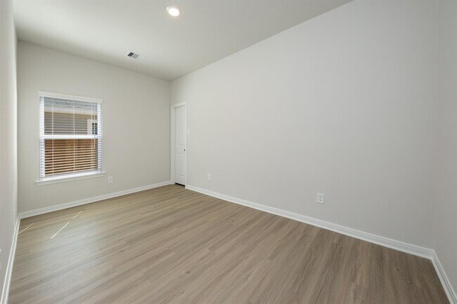 Building Photo - 15435 Maple Ter Dr