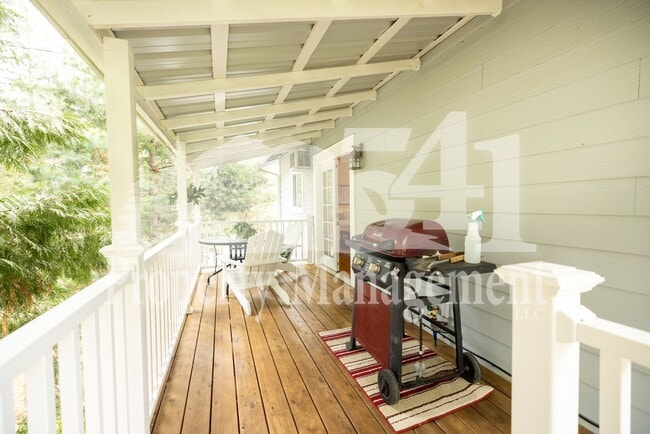 Building Photo - ADU STUDIO – In-Unit Laundry (Utilities Included)