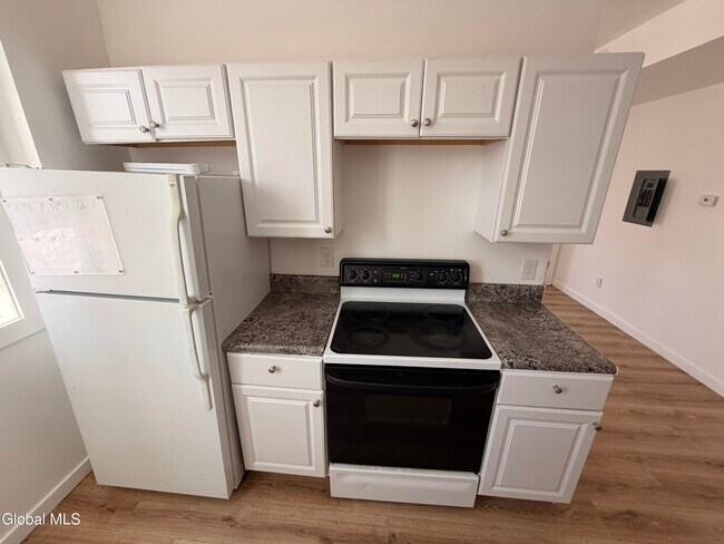 Building Photo - 8 Gardiner St