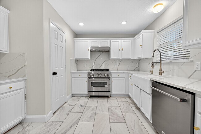 Building Photo - 6654 Stonefort Ct