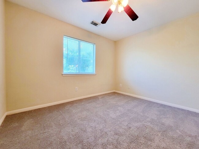 Building Photo - Large 4 Bed, 2.5 Bath Home Perfect for Com...