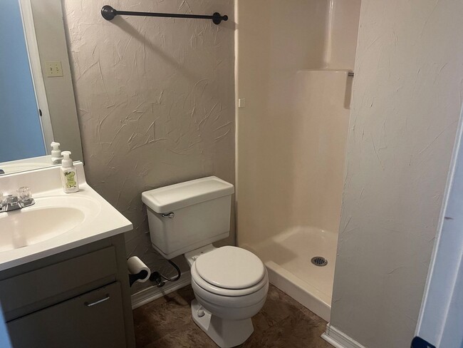 Building Photo - MAN-600C