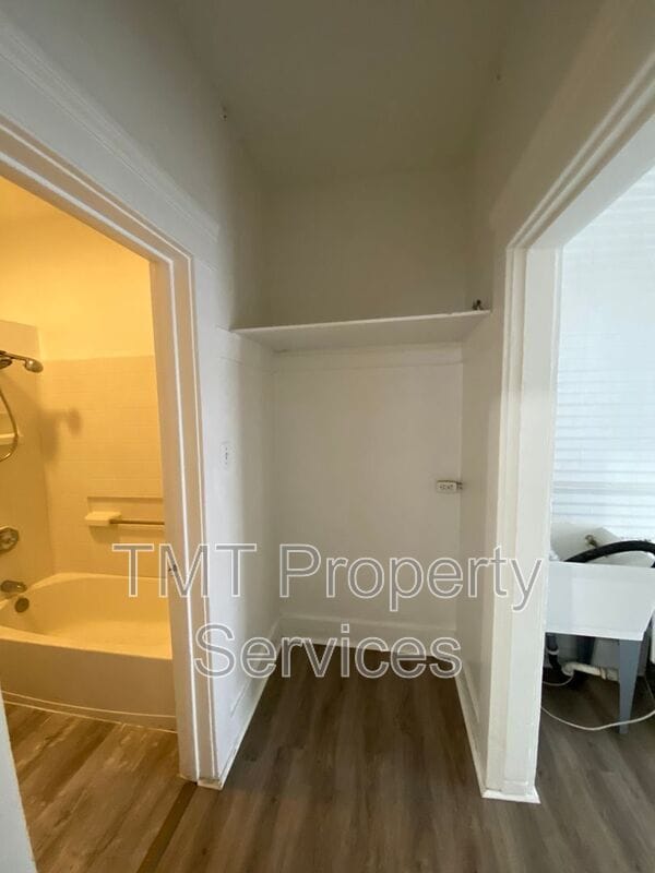 Building Photo - 202-208 W Oak Street