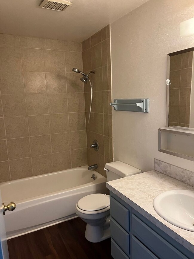 Building Photo - 2 Bedroom, 1 Bathroom Upstairs Apartment - Moyina Heights