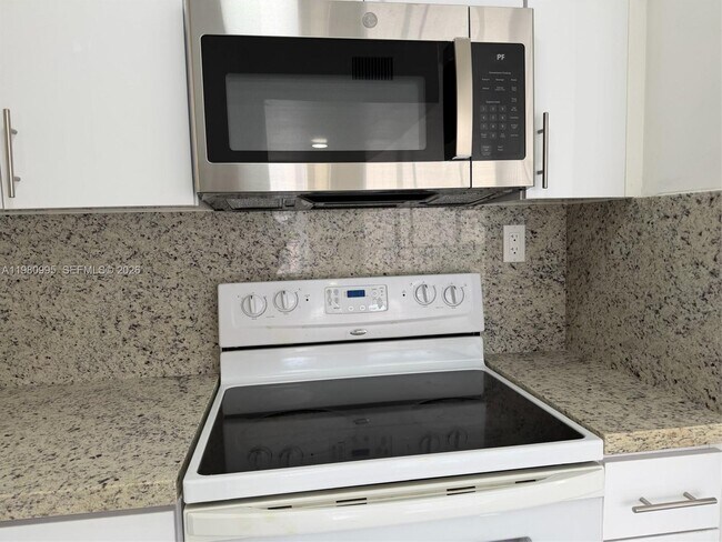 Building Photo - 8820 Fontainebleau Blvd