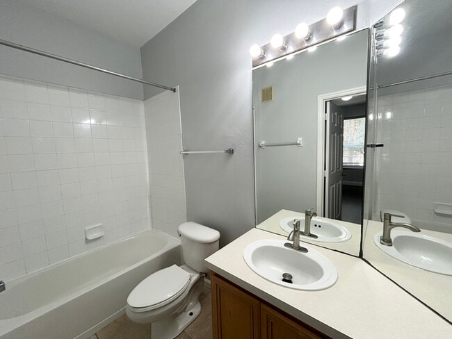 Building Photo - Spacious 2/2 Condo in Gated Orlando Commun...